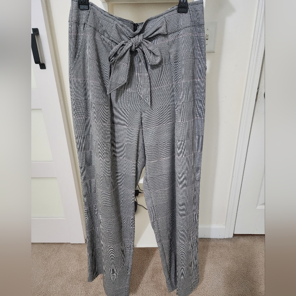 Madison, size 10, wide leg, black/white/red slacks - front pockets and back zip